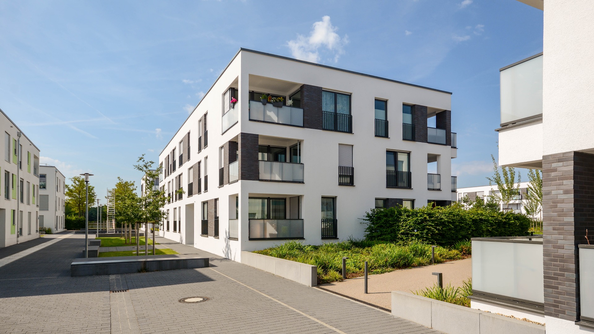 Moderne Neubau Immobilien, Mehrfamilienhäuser in neuer Wohnanlage in der Stadt